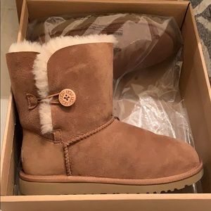 UGG Bailey Button